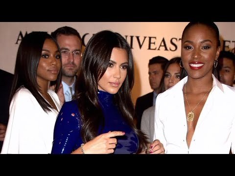 Digital Divas  |  Selfies in glossy fashion